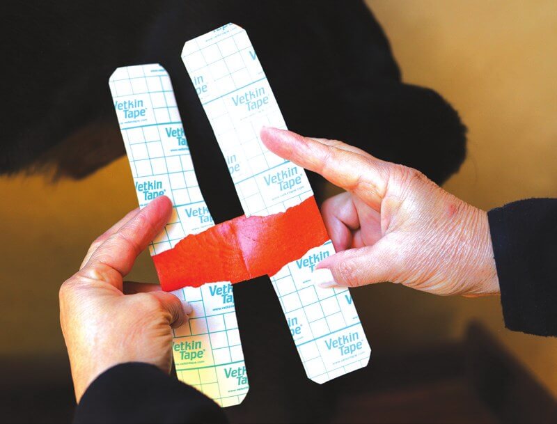 Trägerpapier vom H-förmigen Tape entfernen